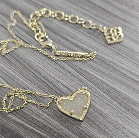 Kendra Scott Ari Heart Gold Pendant Necklace in Iridescent Drusy - Picture 3 of 9